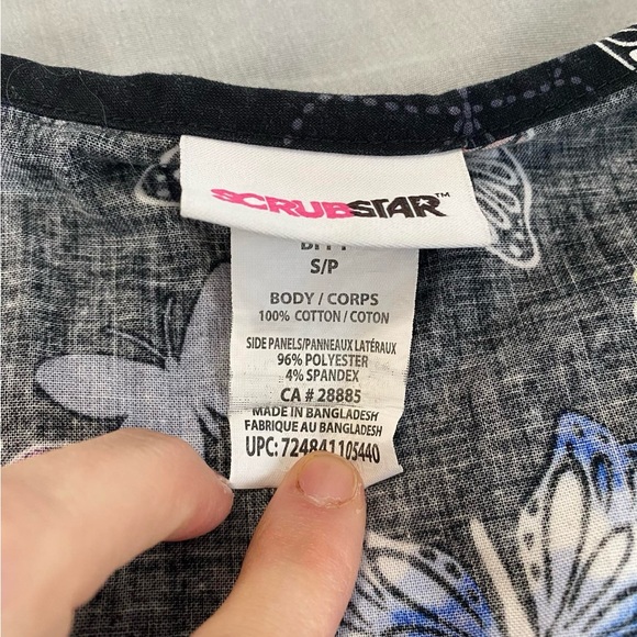 Women’s scrub tops - Picture 2 of 3